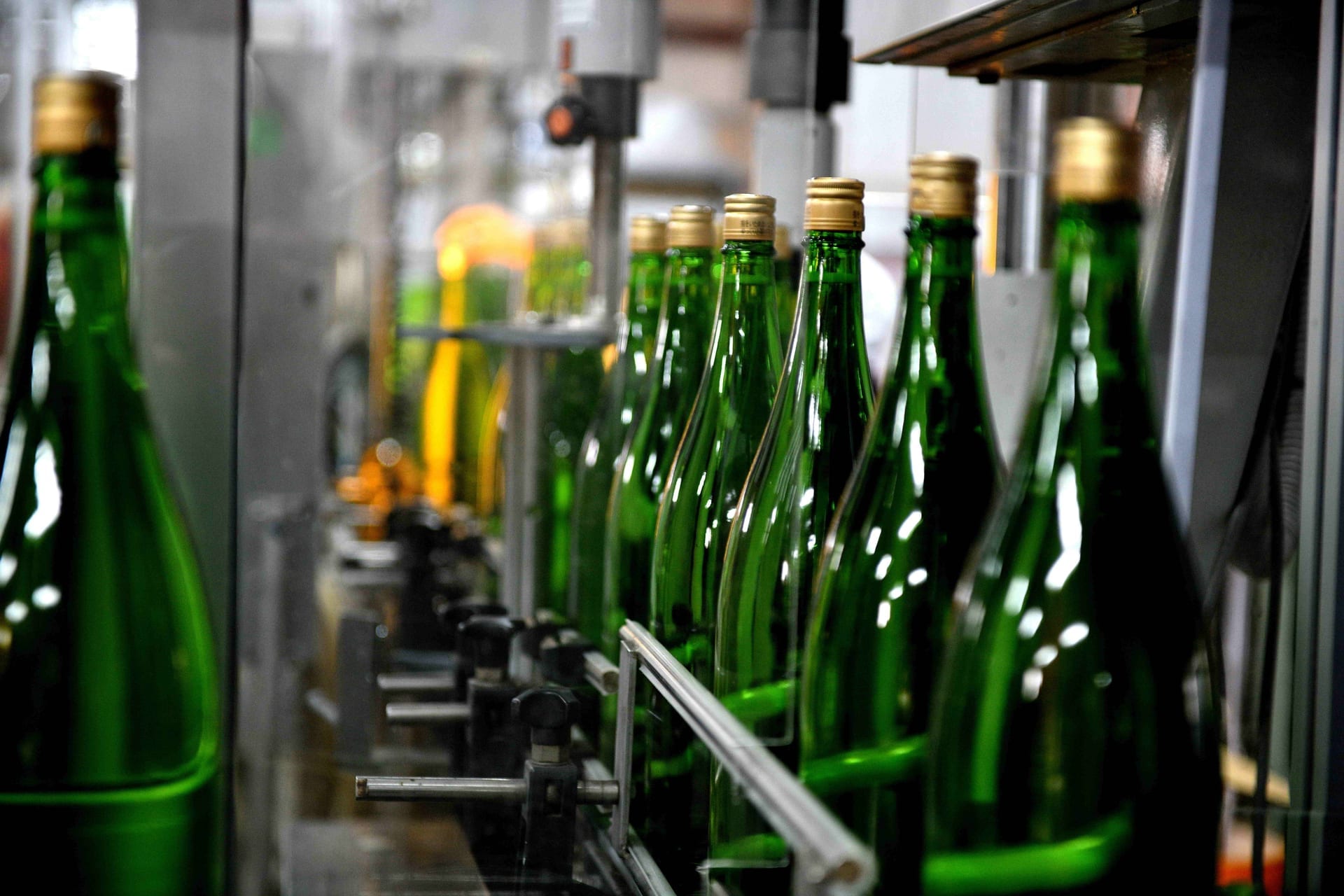 瓶詰めラインを流れる酒瓶