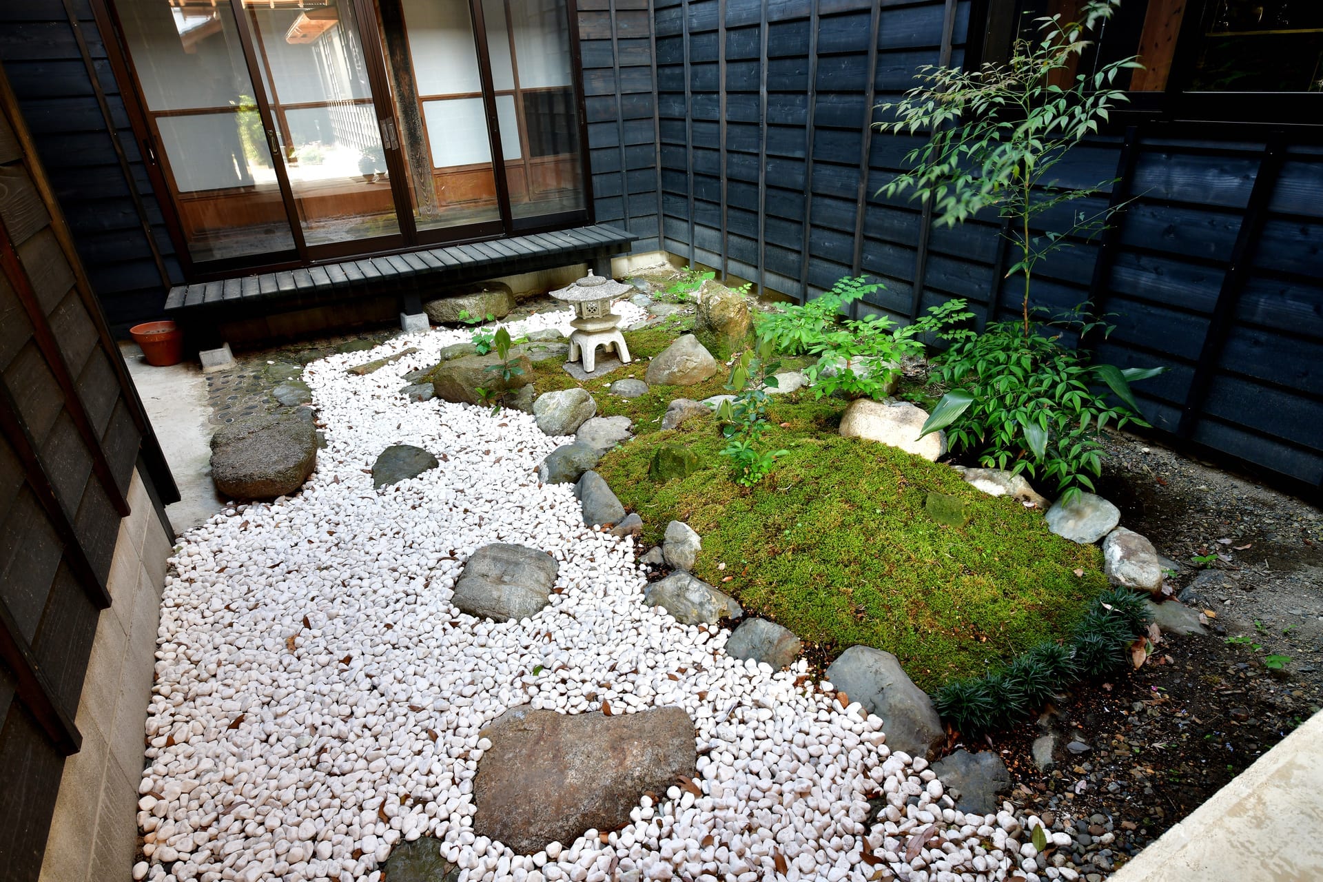 白砂と苔をあしらった中庭