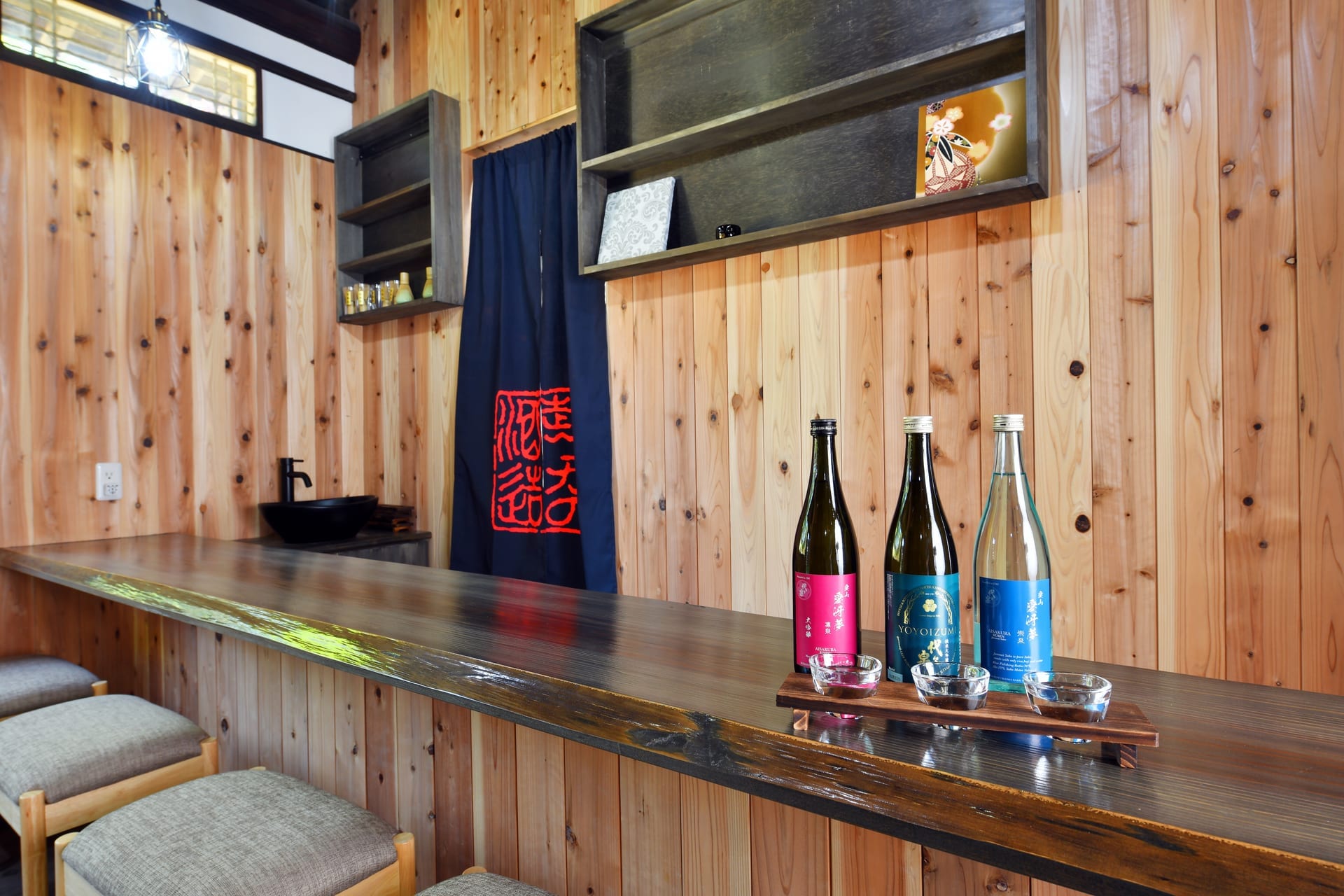 試飲カウンターに並ぶ日本酒と利き猪口